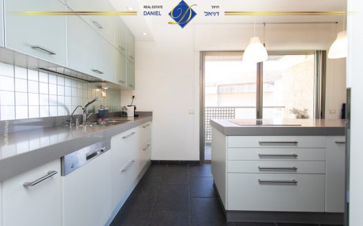 פנטהאוז בגבעת דאונס היוקרתית  דו-מפלסי בייצוג בלעדי