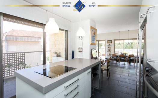 פנטהאוז בגבעת דאונס היוקרתית  דו-מפלסי בייצוג בלעדי