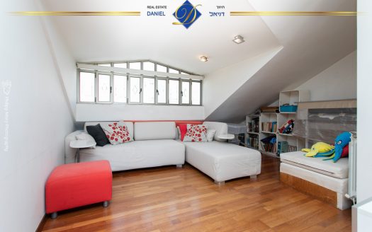 פנטהאוז בגבעת דאונס היוקרתית  דו-מפלסי בייצוג בלעדי