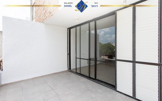 במיקום מנצח באחוזה בקרית ספר בייצוג בלעדי!!דירה מרווחת 6 חדרים עם כניסה נפרדת וגינה