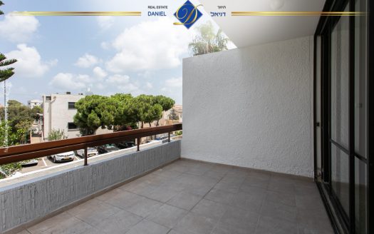 במיקום מנצח באחוזה בקרית ספר בייצוג בלעדי!!דירה מרווחת 6 חדרים עם כניסה נפרדת וגינה