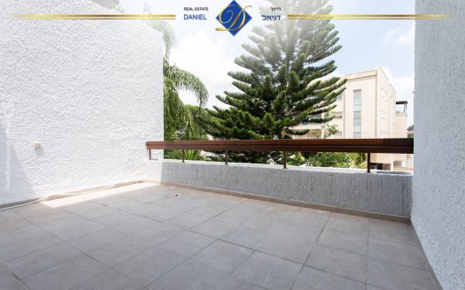 במיקום מנצח באחוזה בקרית ספר בייצוג בלעדי!!דירה מרווחת 6 חדרים עם כניסה נפרדת וגינה