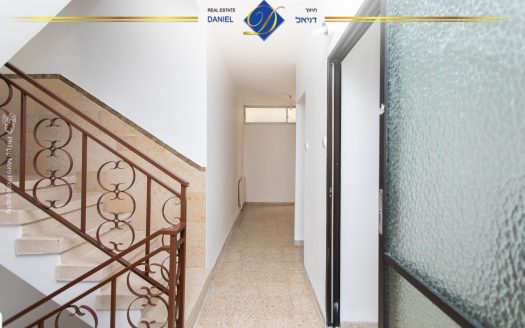 במיקום מנצח באחוזה בקרית ספר בייצוג בלעדי!!דירה מרווחת 6 חדרים עם כניסה נפרדת וגינה