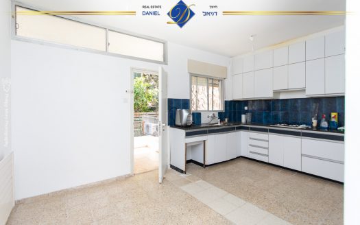 במיקום מנצח באחוזה בקרית ספר בייצוג בלעדי!!דירה מרווחת 6 חדרים עם כניסה נפרדת וגינה