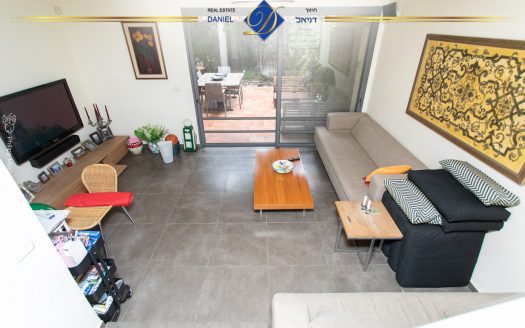 דו-משפחתי תלת מפלסי בגבעת הרחובות שוהם כספרי ,שקט ופסטורלי עם כניסה נפרדת