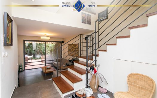 דו-משפחתי תלת מפלסי בגבעת הרחובות שוהם כספרי ,שקט ופסטורלי עם כניסה נפרדת