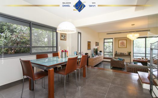 דו-משפחתי תלת מפלסי בגבעת הרחובות שוהם כספרי ,שקט ופסטורלי עם כניסה נפרדת