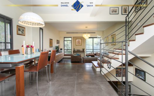 דו-משפחתי תלת מפלסי בגבעת הרחובות שוהם כספרי ,שקט ופסטורלי עם כניסה נפרדת