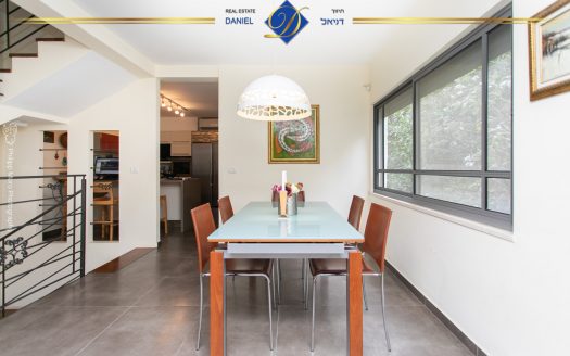 דו-משפחתי תלת מפלסי בגבעת הרחובות שוהם כספרי ,שקט ופסטורלי עם כניסה נפרדת