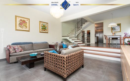 דו-משפחתי תלת מפלסי בגבעת הרחובות שוהם כספרי ,שקט ופסטורלי עם כניסה נפרדת