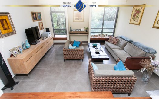 דו-משפחתי תלת מפלסי בגבעת הרחובות שוהם כספרי ,שקט ופסטורלי עם כניסה נפרדת