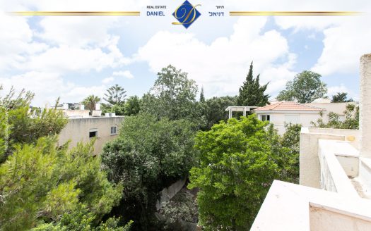 דו-משפחתי תלת מפלסי בגבעת הרחובות שוהם כספרי ,שקט ופסטורלי עם כניסה נפרדת