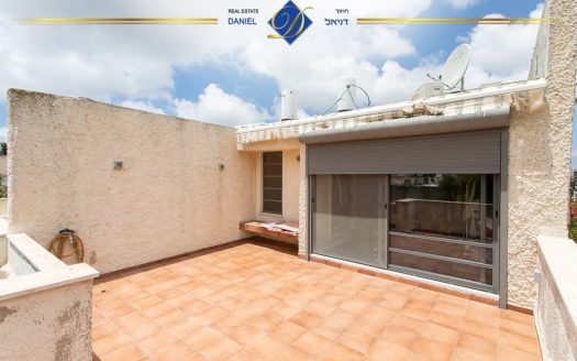 דו-משפחתי תלת מפלסי בגבעת הרחובות שוהם כספרי ,שקט ופסטורלי עם כניסה נפרדת