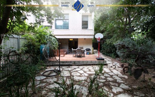 דו-משפחתי תלת מפלסי בגבעת הרחובות שוהם כספרי ,שקט ופסטורלי עם כניסה נפרדת