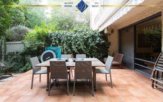 דו-משפחתי תלת מפלסי בגבעת הרחובות שוהם כספרי ,שקט ופסטורלי עם כניסה נפרדת