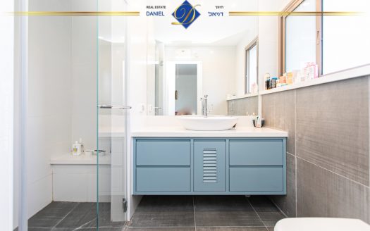 למכירה במרכז אחוזה דירה מעולה!!! במיקום נוח למגורים בנין חדש משודרג ברמה גבוהה