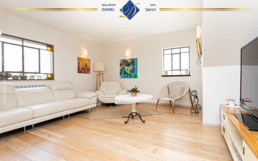 דירת 4 חדרים מדהימה ביופיה כ-140 מ"ר מעוצבת בטוב טעם דו-מפלסית