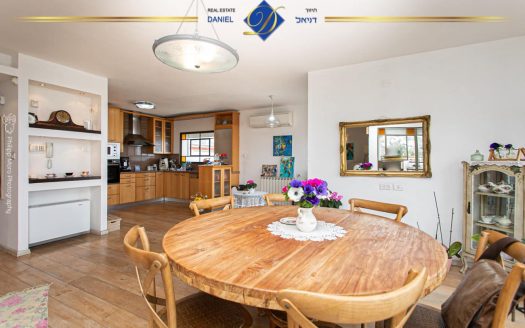 דירת 4 חדרים מדהימה ביופיה כ-140 מ"ר מעוצבת בטוב טעם דו-מפלסית