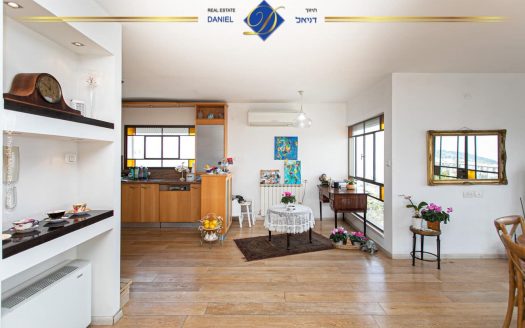 דירת 4 חדרים מדהימה ביופיה כ-140 מ"ר מעוצבת בטוב טעם דו-מפלסית