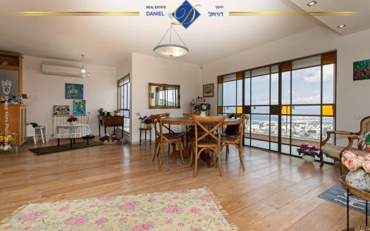 דירת 4 חדרים מדהימה ביופיה כ-140 מ"ר מעוצבת בטוב טעם דו-מפלסית