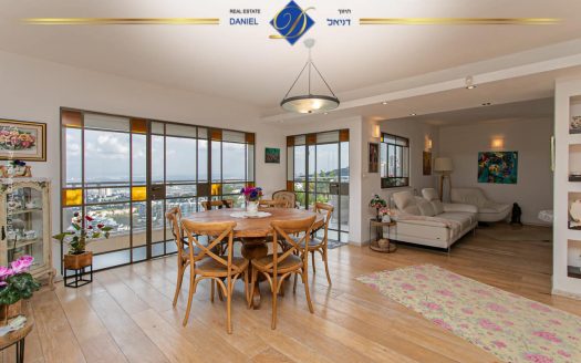 דירת 4 חדרים מדהימה ביופיה כ-140 מ"ר מעוצבת בטוב טעם דו-מפלסית