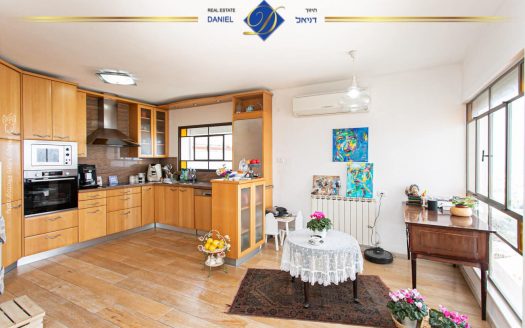 דירת 4 חדרים מדהימה ביופיה כ-140 מ"ר מעוצבת בטוב טעם דו-מפלסית