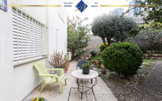 נדירה ובלעדית בכרמל צרפתי ברחוב סטפן וייז 5.5 חדרים שטוחה עם גינה ומרפסת  מעוצבת ונעימה