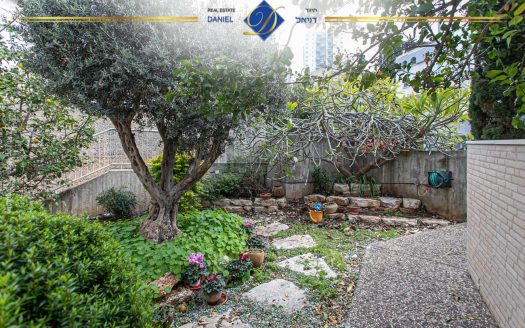 נדירה ובלעדית בכרמל צרפתי ברחוב סטפן וייז 5.5 חדרים שטוחה עם גינה ומרפסת  מעוצבת ונעימה