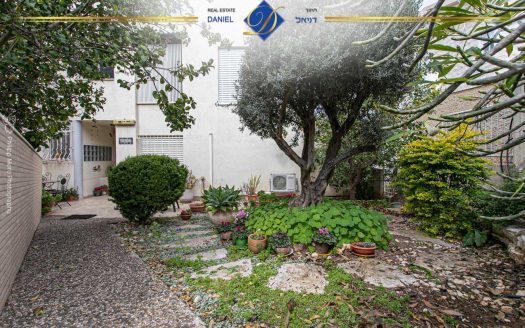 נדירה ובלעדית בכרמל צרפתי ברחוב סטפן וייז 5.5 חדרים שטוחה עם גינה ומרפסת  מעוצבת ונעימה