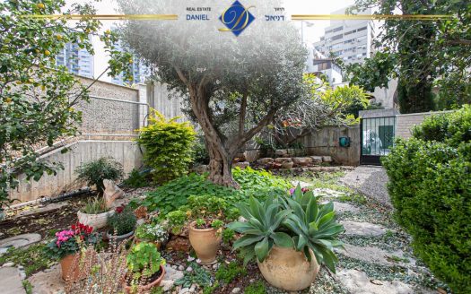 נדירה ובלעדית בכרמל צרפתי ברחוב סטפן וייז 5.5 חדרים שטוחה עם גינה ומרפסת  מעוצבת ונעימה