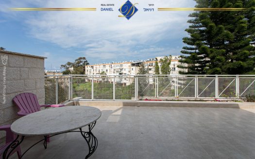 נדירה ובלעדית בכרמל צרפתי ברחוב סטפן וייז 5.5 חדרים שטוחה עם גינה ומרפסת  מעוצבת ונעימה