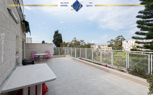 נדירה ובלעדית בכרמל צרפתי ברחוב סטפן וייז 5.5 חדרים שטוחה עם גינה ומרפסת  מעוצבת ונעימה