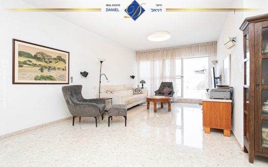 נדירה ובלעדית בכרמל צרפתי ברחוב סטפן וייז 5.5 חדרים שטוחה עם גינה ומרפסת  מעוצבת ונעימה