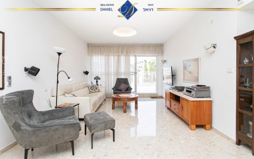 נדירה ובלעדית בכרמל צרפתי ברחוב סטפן וייז 5.5 חדרים שטוחה עם גינה ומרפסת  מעוצבת ונעימה