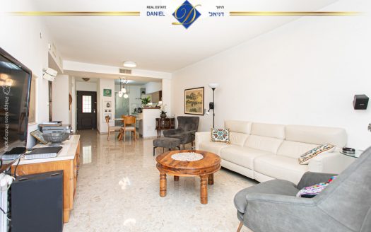 נדירה ובלעדית בכרמל צרפתי ברחוב סטפן וייז 5.5 חדרים שטוחה עם גינה ומרפסת  מעוצבת ונעימה