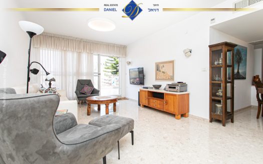 נדירה ובלעדית בכרמל צרפתי ברחוב סטפן וייז 5.5 חדרים שטוחה עם גינה ומרפסת  מעוצבת ונעימה