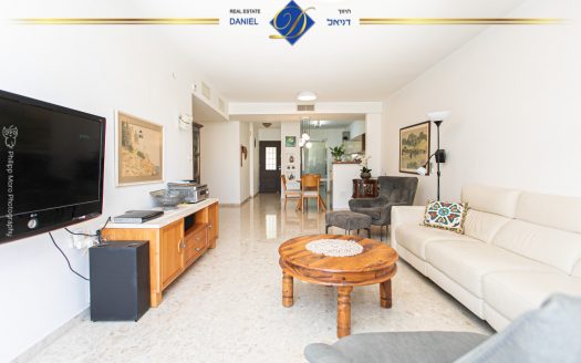 נדירה ובלעדית בכרמל צרפתי ברחוב סטפן וייז 5.5 חדרים שטוחה עם גינה ומרפסת  מעוצבת ונעימה