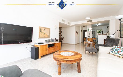 נדירה ובלעדית בכרמל צרפתי ברחוב סטפן וייז 5.5 חדרים שטוחה עם גינה ומרפסת  מעוצבת ונעימה