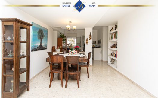 נדירה ובלעדית בכרמל צרפתי ברחוב סטפן וייז 5.5 חדרים שטוחה עם גינה ומרפסת  מעוצבת ונעימה