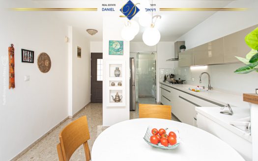 נדירה ובלעדית בכרמל צרפתי ברחוב סטפן וייז 5.5 חדרים שטוחה עם גינה ומרפסת  מעוצבת ונעימה