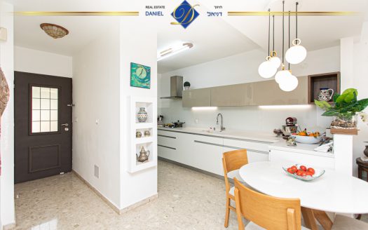 נדירה ובלעדית בכרמל צרפתי ברחוב סטפן וייז 5.5 חדרים שטוחה עם גינה ומרפסת  מעוצבת ונעימה