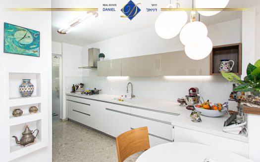 נדירה ובלעדית בכרמל צרפתי ברחוב סטפן וייז 5.5 חדרים שטוחה עם גינה ומרפסת  מעוצבת ונעימה