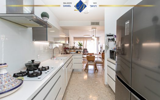 נדירה ובלעדית בכרמל צרפתי ברחוב סטפן וייז 5.5 חדרים שטוחה עם גינה ומרפסת  מעוצבת ונעימה