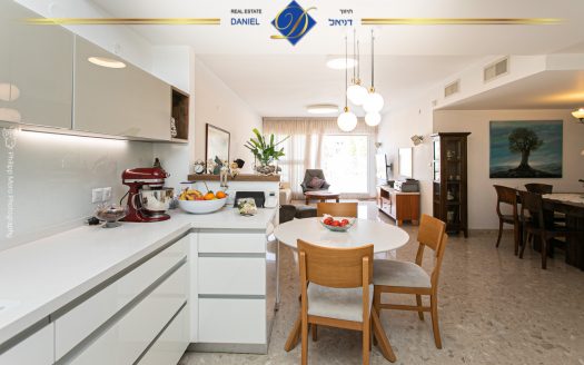 נדירה ובלעדית בכרמל צרפתי ברחוב סטפן וייז 5.5 חדרים שטוחה עם גינה ומרפסת  מעוצבת ונעימה