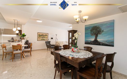 נדירה ובלעדית בכרמל צרפתי ברחוב סטפן וייז 5.5 חדרים שטוחה עם גינה ומרפסת  מעוצבת ונעימה