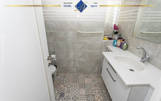 נדירה ובלעדית בכרמל צרפתי ברחוב סטפן וייז 5.5 חדרים שטוחה עם גינה ומרפסת  מעוצבת ונעימה