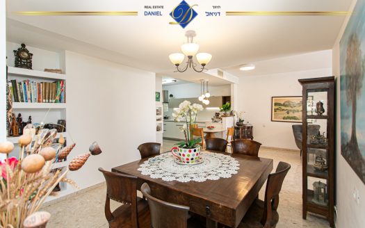 נדירה ובלעדית בכרמל צרפתי ברחוב סטפן וייז 5.5 חדרים שטוחה עם גינה ומרפסת  מעוצבת ונעימה