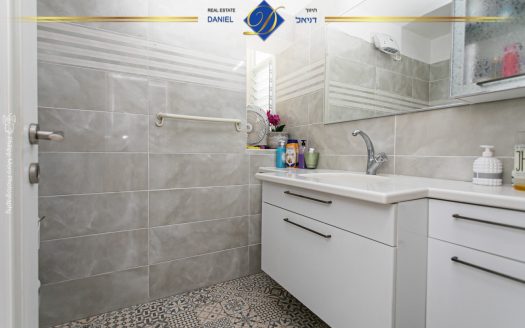 נדירה ובלעדית בכרמל צרפתי ברחוב סטפן וייז 5.5 חדרים שטוחה עם גינה ומרפסת  מעוצבת ונעימה