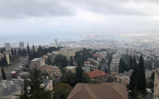 ברחוב הנרייטה סולד הוותיק, דירה עליונה 3 חדרים מרווחת וגדולה מעט מדרגות