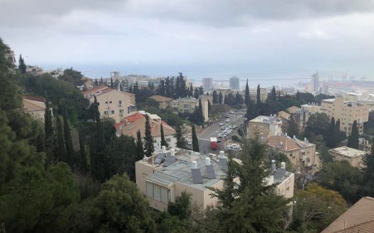 ברחוב הנרייטה סולד הוותיק, דירה עליונה 3 חדרים מרווחת וגדולה מעט מדרגות